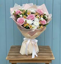 Букет цветов из:  Гвоздики, Орхидеи и Розы в Еманжелинка