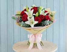 Букет цветов из:  Лилии и Розы в Еманжелинка