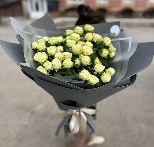Букет Белые кустовые розы Солинеро в Еманжелинка