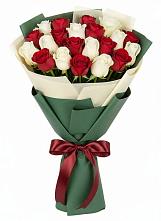 Букет Микс из красных и белых роз в Еманжелинка