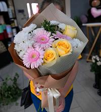 Букет цветов из:  Герберы, Розы и Хризантемы в Еманжелинка