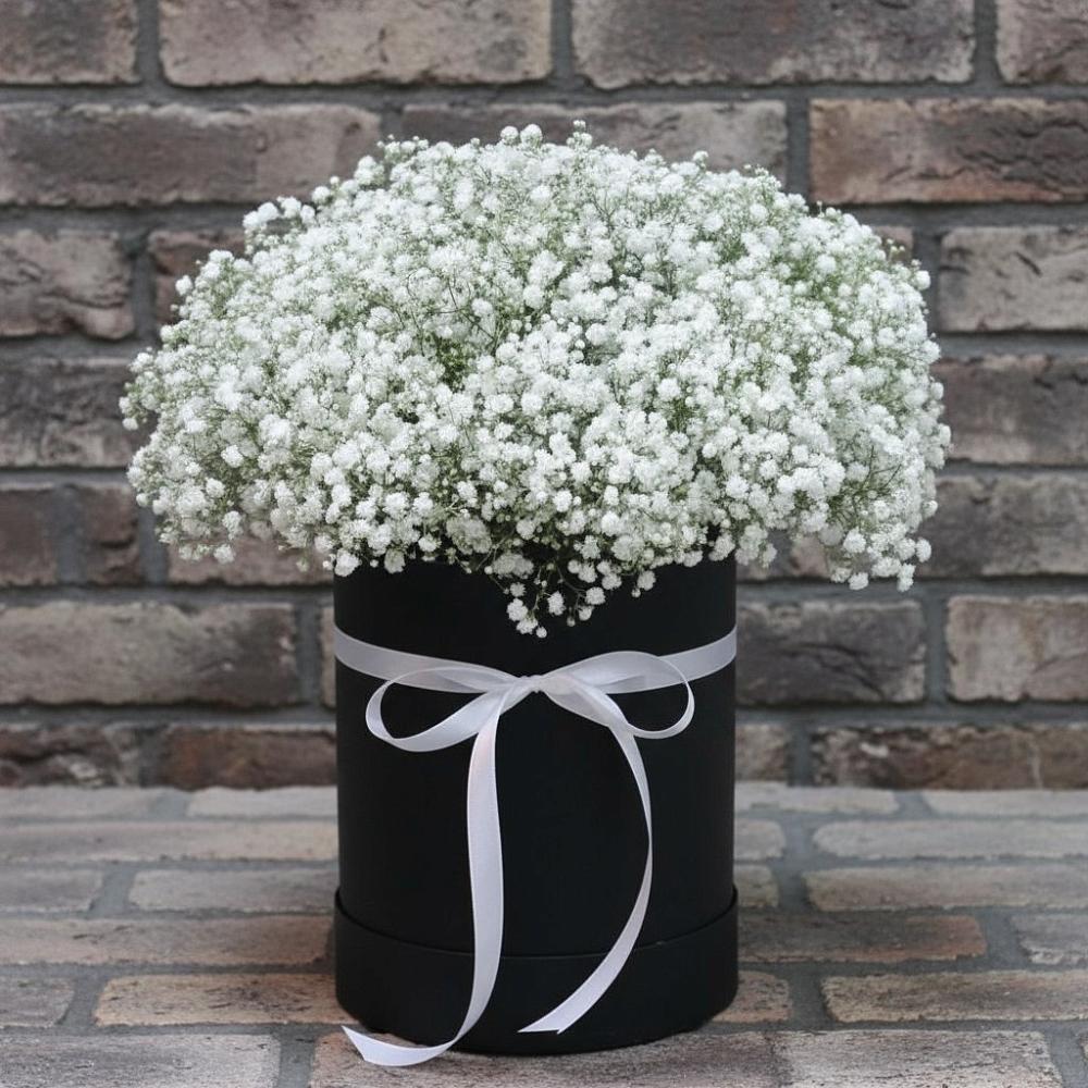 Цветочная композиция из Гипсофила в шляпной коробке в Еманжелинка