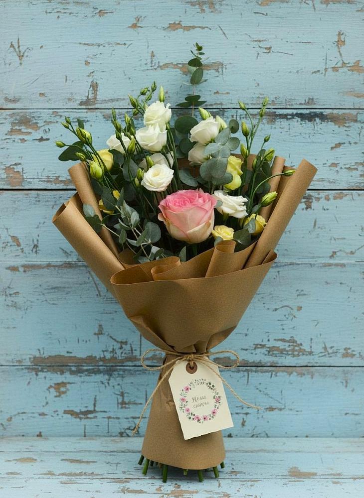 Букет цветов из: Розы и Лизиантусы в Еманжелинка