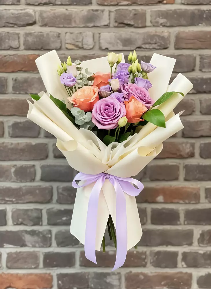 Букет цветов из: Лизиантусы и Розы в Еманжелинка