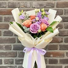 Букет цветов из:  Лизиантусы и Розы в Еманжелинка