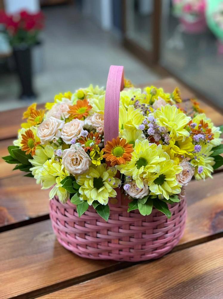 Цветочная композиция из Хризантемы и Розы в корзине в Еманжелинка