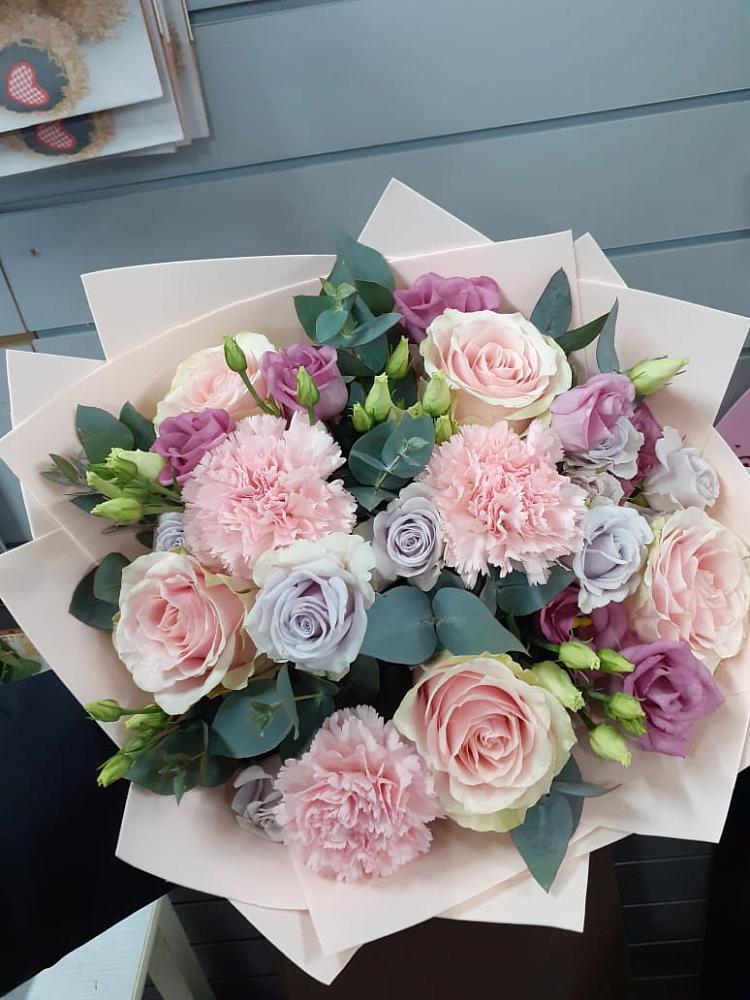 Букет цветов из: Розы, Гвоздики и Лизиантусы в Еманжелинка