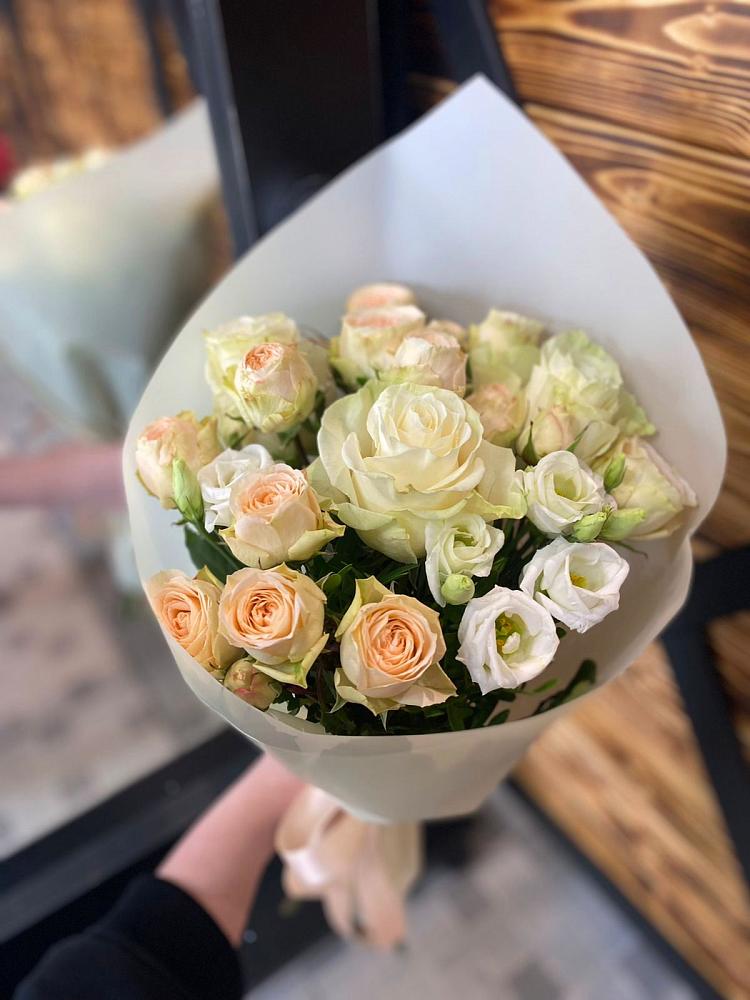 Букет цветов из: Розы и Лизиантусы в Еманжелинка